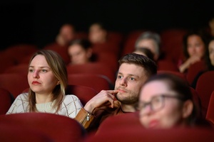 37. TNF - Dzień 4 (30.05.23) - Widzowie w sali kinowej na spotkaniu z reżyserem filmu "Film balkonowy"