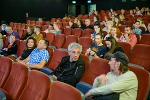 37. TNF - Dzień 4 (30.05.23) - Publiczność festiwalowa i twórca "Filmu balkonowego" na sali kinowej w oczekiwaniu na projekcje