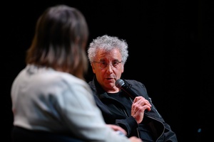 37. TNF - Dzień 4 (30.05.23) - Ryszard Jaźwiński prowadzący spotkanie z reżyserem "Filmu balkonowego" - Pawłem Łozińskim w sali kinowej