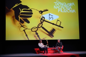 37. TNF - Dzień 4 (30.05.23) - Ryszard Jaźwiński prowadzący spotkanie z reżyserem "Filmu balkonowego" - Pawłem Łozińskim w sali kinowej