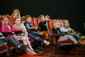 37. TNF - Dzień 5 (31.05.23) - Najmłodsi kinomani zajmujący miejsca w sali kinowej przed projekcją Filmów Młodego Widza