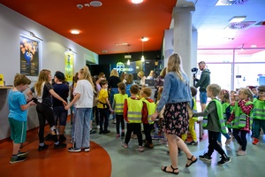 37. TNF - Dzień 5 (31.05.23) - Najmłodsi kinomani wchodzący do kina na projekcje dla dzieci