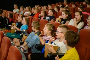 37. TNF - Dzień 5 (31.05.23) - Najmłodsi kinomani zajmujący miejsca w sali kinowej przed projekcją Filmów Młodego Widza