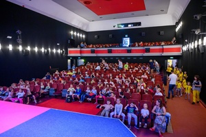 37. TNF - Dzień 6 (1.06.23) - Dzieci w sali kinowej w oczekiwaniu na seans