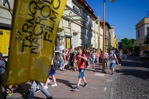 37. TNF - Dzień 6 (1.06.23) - Dzieci zmierzające do kina Marzenie na projekcję Filmów Młodego Widza
