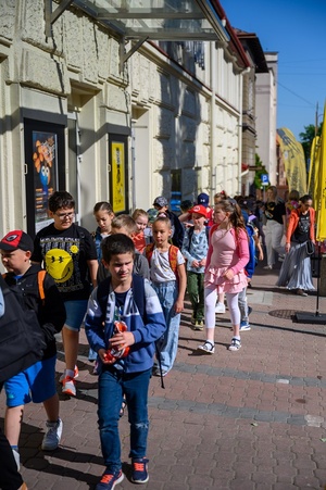 37. TNF - Dzień 6 (1.06.23) - Dzieci zmierzające do kina Marzenie na projekcję Filmów Młodego Widza
