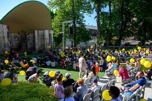 37. TNF - Dzień 6 (1.06.23) - Najmłodsza publiczność z opiekunami w Amfiteatrze w oczekiwaniu na spektakl "Księga lasu"