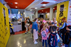 37. TNF - Dzień 6 (1.06.23) - Najmłodsi kinomani w hallu kina Marzenie przed projekcją Filmów Młodego Widza