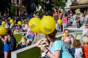 37. TNF - Dzień 6 (1.06.23) - Najmłodsza publiczność z opiekunami w Amfiteatrze w oczekiwaniu na spektakl "Księga lasu"