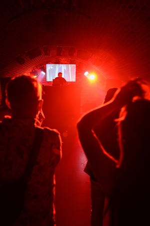 37. TNF - Dzień 6 (1.06.23) - Publiczność na koncercie Rabbit On The Moon w Piwnicach TCK