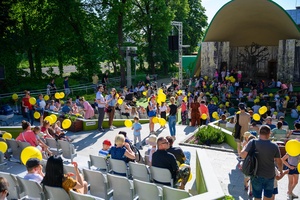 37. TNF - Dzień 6 (1.06.23) - Najmłodsza publiczność z opiekunami w Amfiteatrze w oczekiwaniu na spektakl "Księga lasu"