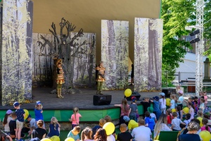 37. TNF - Dzień 6 (1.06.23) - Najmłodsza publiczność z opiekunami w Amfiteatrze podczas spektaklu "Księga lasu"
