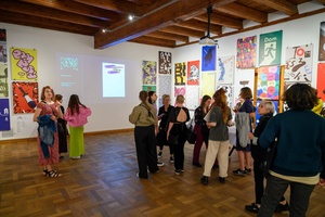 Wystawa: Konfrontacje Plakatu Studenckiego - Publiczność wernisażu w Galerii TCK.