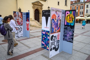 Wystawa: Konfrontacje Plakatu Studenckiego - Plakaty na tarnowskim Rynku.