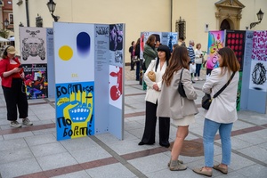 Wystawa: Konfrontacje Plakatu Studenckiego - Plakaty na tarnowskim Rynku oglądane przez publiczność wernisażu.