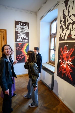 Wystawa: Konfrontacje Plakatu Studenckiego - Publiczność wernisażu w Galerii TCK.