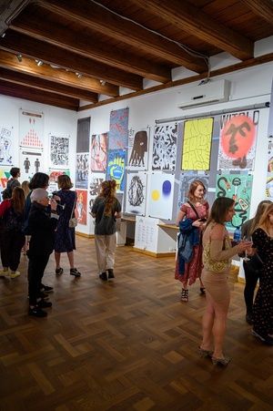 Wystawa: Konfrontacje Plakatu Studenckiego - Publiczność wernisażu w Galerii TCK.