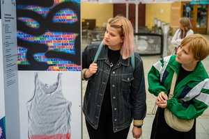 Wystawa: Konfrontacje Plakatu Studenckiego - Plakaty na tarnowskim Rynku oglądane przez publiczność wernisażu.