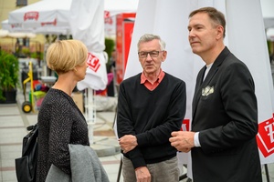 Wystawa: Konfrontacje Plakatu Studenckiego - Pani Agnieszka Kawa zastępca Prezydenta Miasta Tarnowa, Dyrektor Tarnowskiego Centrum Kultury Tomasz Kapturkiewicz.