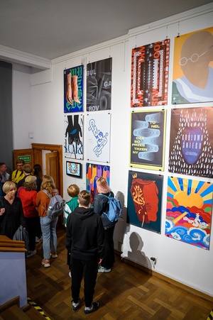 Wystawa: Konfrontacje Plakatu Studenckiego - Publiczność wernisażu w Galerii TCK.