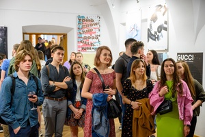 Wystawa: Konfrontacje Plakatu Studenckiego - Publiczność wernisażu w Galerii TCK.