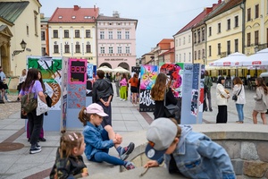 Wystawa: Konfrontacje Plakatu Studenckiego - Plakaty na tarnowskim Rynku oglądane przez publiczność wernisażu.