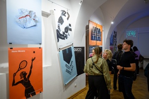 Wystawa: Konfrontacje Plakatu Studenckiego - Publiczność wernisażu w Galerii TCK.