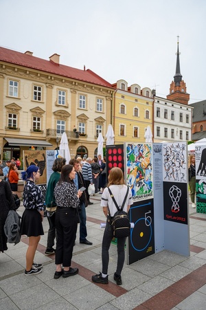 Wystawa: Konfrontacje Plakatu Studenckiego - Plakaty na tarnowskim Rynku oglądane przez publiczność wernisażu.