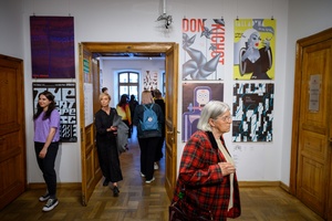 Wystawa: Konfrontacje Plakatu Studenckiego - Publiczność wernisażu w Galerii TCK.