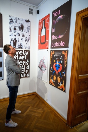 Wystawa: Konfrontacje Plakatu Studenckiego - Publiczność wernisażu w Galerii TCK.