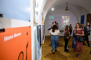 Wystawa: Konfrontacje Plakatu Studenckiego - Publiczność wernisażu w Galerii TCK.