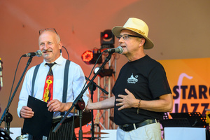 Starówka Jazz Festival - 30.06.2023 - Rozpoczęcie koncertu Starówka Jazz Festival. Przywitanie gości. Na scenie Stanisław Stańczyk oraz Ryszard Żądło.