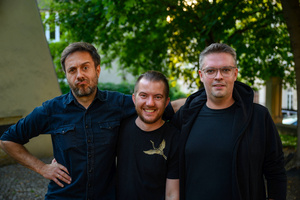 Koncert S.M.Rock - 29.06.2023 - Nauczyciele S.M.Rock podczas koncertu uczniów. Od lewej Sebastian Mnich, Piotr Niedojadło, Sławomir Ramian.