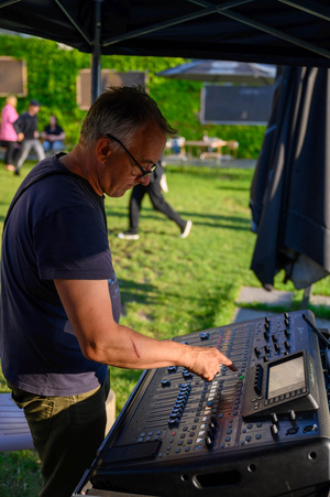 Koncert S.M.Rock - 29.06.2023 - Przygotowanie do koncertu. Nagłośnienie. Przy konsolecie Maciej Zborowski.