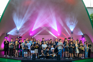 Koncert S.M.Rock - 29.06.2023 - Zdjęcie grupowe wszystkich wykonawców koncertu S.M.Rock wraz z nauczycielami.