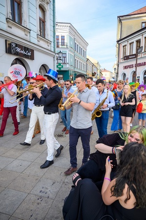 Starówka Jazz Festival - 7.07.2023 - Parada nowoorleańska. Przejście z Rynku do Amfiteatru letniego
