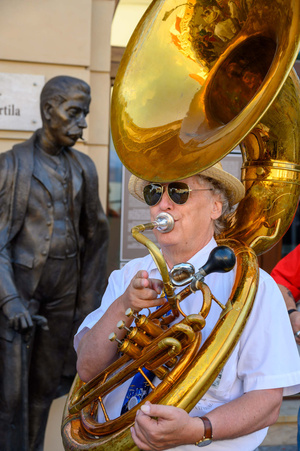 Starówka Jazz Festival - 14.07.2023 - Parada nowoorleańska, muzyk gra na suzafonie.