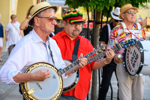 Starówka Jazz Festival - 14.07.2023 - Parada nowoorleańska. Muzycy wraz z publicznością.