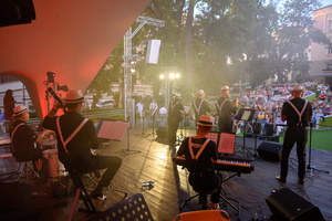 Starówka Jazz Festival - 14.07.2023 - Koncert zespołu QL Dixie Band. Publiczność.