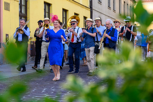 Starówka Jazz Festival - 14.07.2023 - Parada nowoorleańska. Muzycy wraz z publicznością.