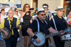 Starówka Jazz Festival - 14.07.2023 - Parada nowoorleańska. Muzycy wraz z publicznością.