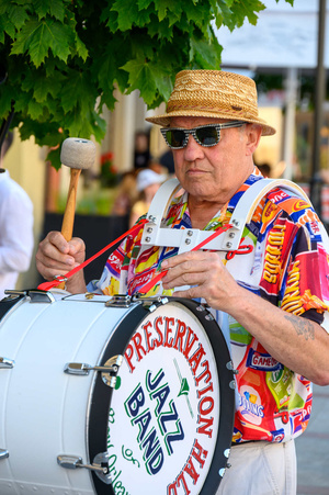 Starówka Jazz Festival - 14.07.2023 - Parada nowoorleańska, muzyk gra na instrumentach perkusyjnych.