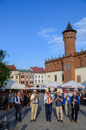Starówka Jazz Festival - 14.07.2023 - Parada nowoorleańska. Muzycy wraz z publicznością.