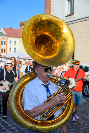 Starówka Jazz Festival - 14.07.2023 - Parada nowoorleańska. Muzycy wraz z publicznością.