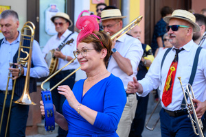 Starówka Jazz Festival - 14.07.2023 - Parada nowoorleańska. Muzycy wraz z publicznością.