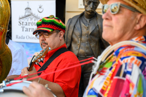 Starówka Jazz Festival - 14.07.2023 - Parada nowoorleańska. Muzycy wraz z publicznością.