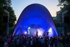 Był Sobie Blues - 11.08.2023 - Na scenie zespół Ørganek, przed sceną publiczność