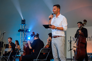Koncert "Spanish Night" - Polish Art Philharmonic ft. Tomasz Radziszewski - Konferansjer Sebastian Szafarz wita publiczność.