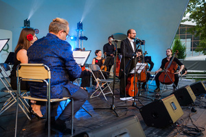 Koncert "Spanish Night" - Polish Art Philharmonic ft. Tomasz Radziszewski - Solista zapowiada utwory.