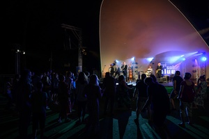 Był Sobie Blues - 18.08.2023 - Tańcząca publiczność przed sceną w rytm przebojów Shakin' Dudi